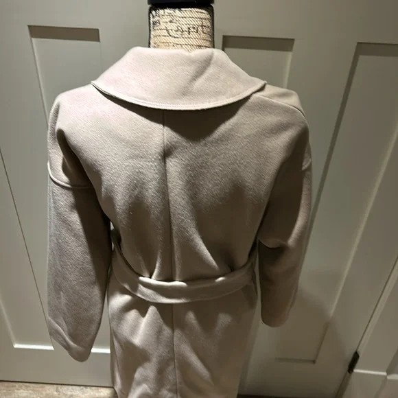 Aritzia Babaton camel coloured coat. Belt, waste snap. Wool blend coat, size L. - Picture 6 of 11